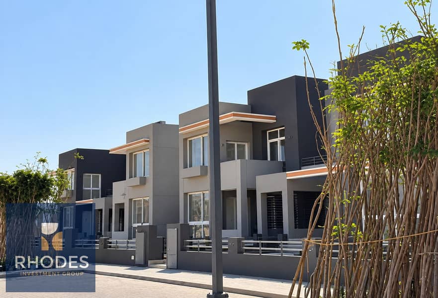 8 Modern Townhouses Beneath a Clear Sky. png