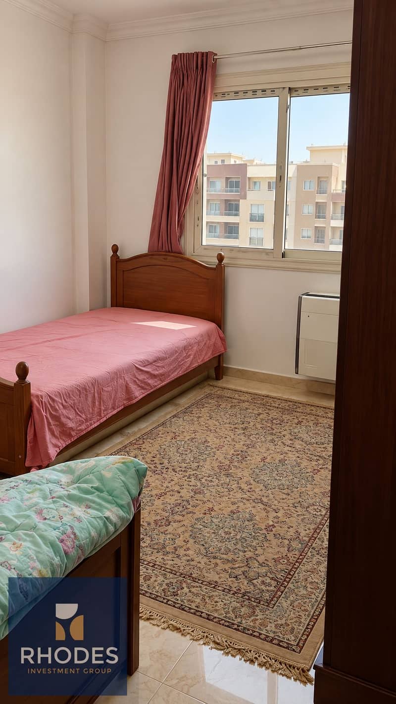 6 Cozy Traditional Bedroom with City View. png