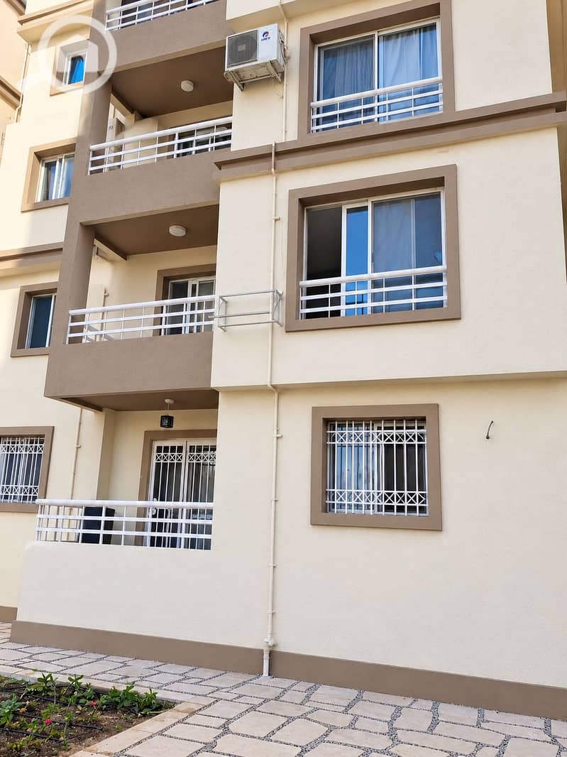 8 Modern Apartment Facade in Daylight. png
