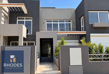 فلیٹ 2 غرفة نوم للبيع في 6 اكتوبر، الجيزة - Modern Charcoal Townhouse Facade. png