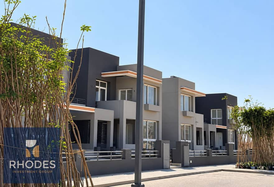4 Modern Townhouses Beneath a Clear Sky. png