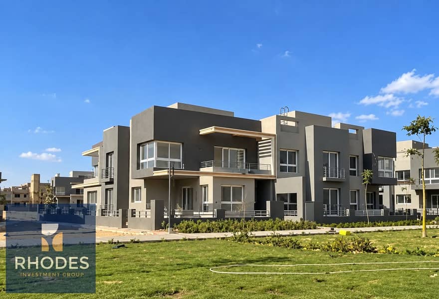5 Modern Villas Under a Blue Sky. png