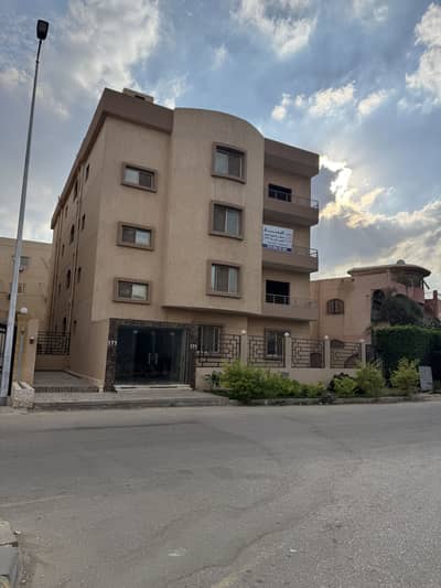 4 Bedroom Apartment for Sale in New Cairo, Cairo - شقة للمتميزين والصحب الذوق الرفيع في ارقي حي فلل البنفسج التجمع الاول