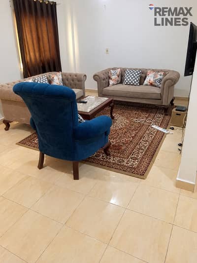 Studio for Rent in Madinaty, Cairo - غرفة معيشة دافئة بأثاث أنيق. png