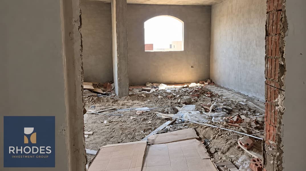 2 Unfinished Room with Arched Window. png