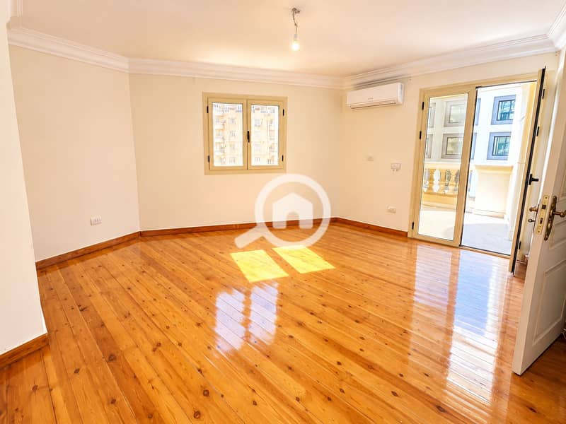 2 Bright Empty Apartment Interior. png