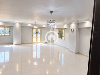 3 Bedroom Apartment for Sale in Sheikh Zayed, Giza - غرفة معيشة عصرية فارغة ومضيئة. png 3 Bedroom Apartment for Sale in Sheikh Zayed, Giza - غرفة معيشة عصرية فارغة ومضيئة. png