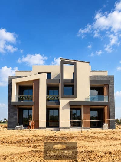 3 Bedroom Townhouse for Sale in 6th of October, Giza - فيلا عصرية تحت الإنشاء تحت سماء زرقاء. png 3 Bedroom Townhouse for Sale in 6th of October, Giza - فيلا عصرية تحت الإنشاء تحت سماء زرقاء. png