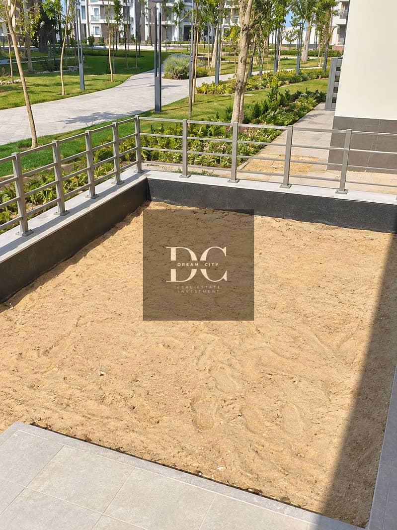 4 Sunny Modern Courtyard Sand Garden. png