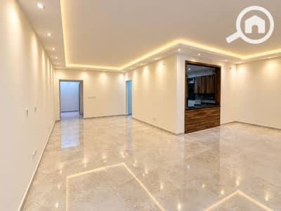 3 Bedroom Flat for Rent in New Cairo, Cairo - Luminous Empty Modern Living Space. png