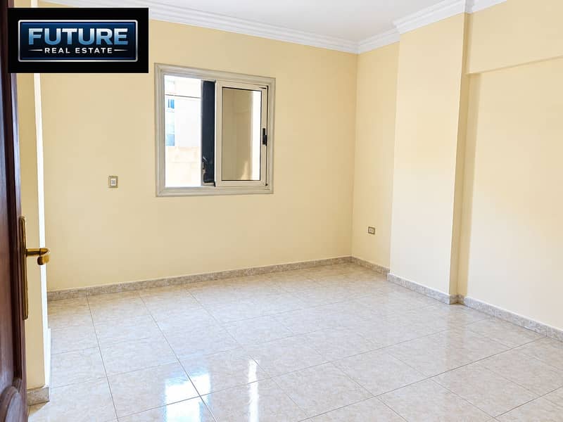 5 Bright Minimalist Empty Room. png