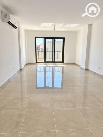 2 Bedroom Apartment for Rent in New Cairo, Cairo - Bright Empty Apartment with Balcony Reflections. png