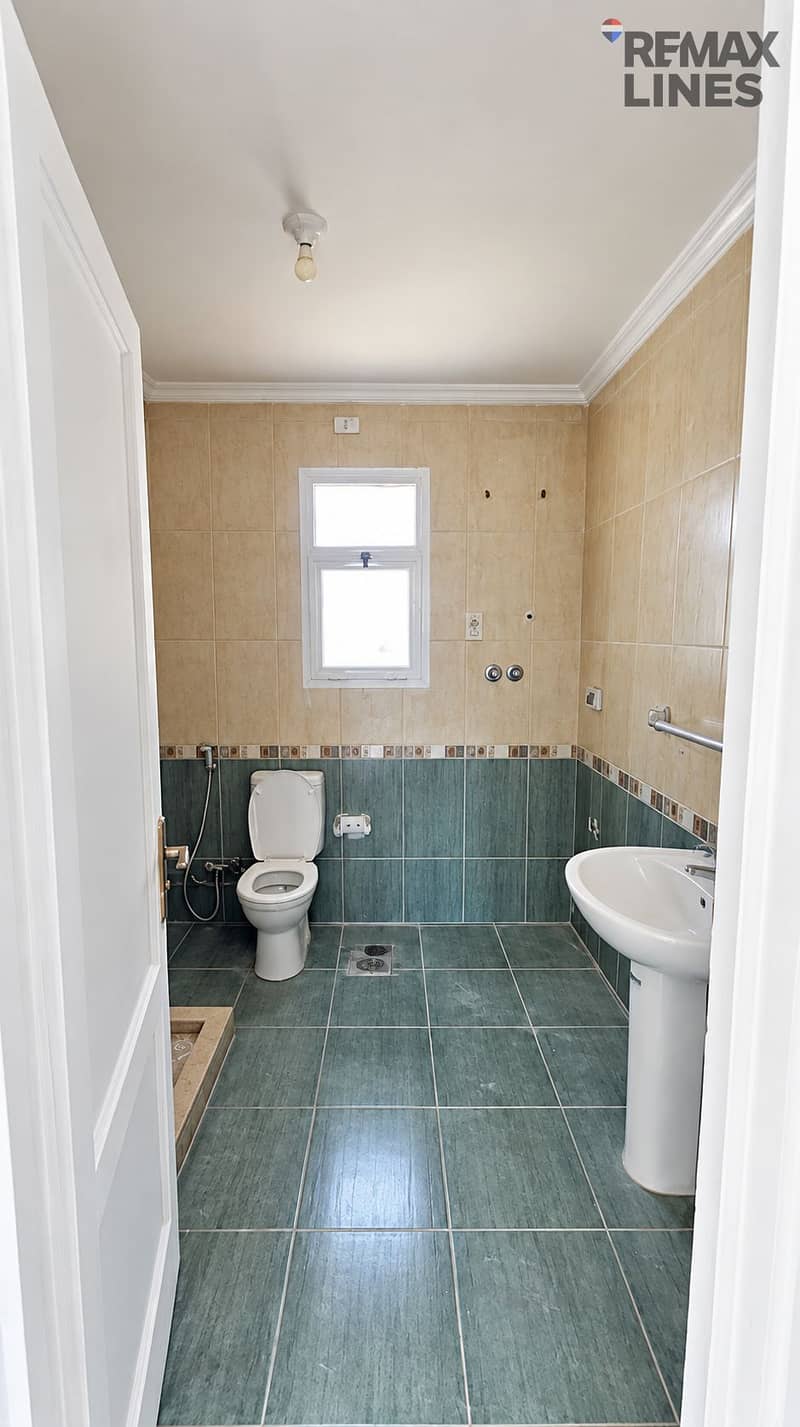 10 Bright Tiled Bathroom Interior. png