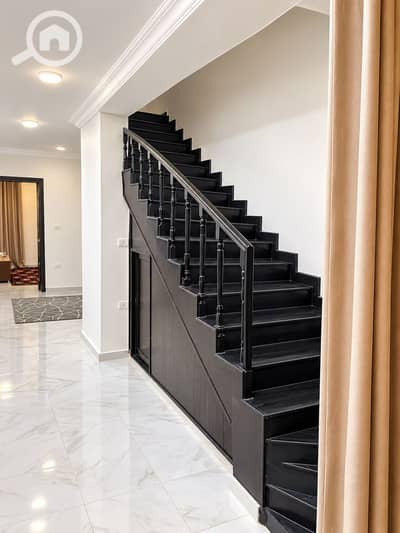 بنتهاوس 2 غرفة نوم للايجار في القاهرة الجديدة، القاهرة - Modern Hallway with Sleek Black Staircase. png