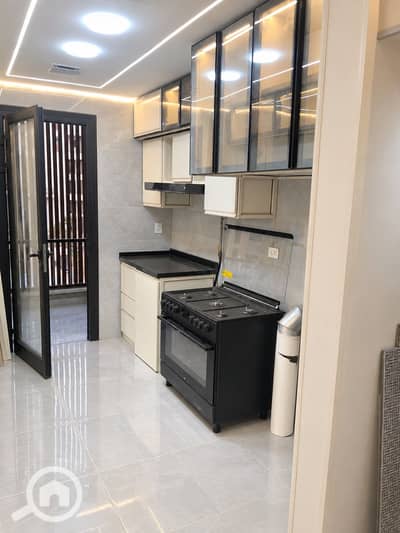 شقة 3 غرف نوم للايجار في القاهرة الجديدة، القاهرة - Bright Modern Galley Kitchen. png