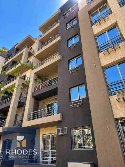 فلیٹ 3 غرف نوم للبيع في الشيخ زايد، الجيزة - Sunlit Modern Apartment Facade. png