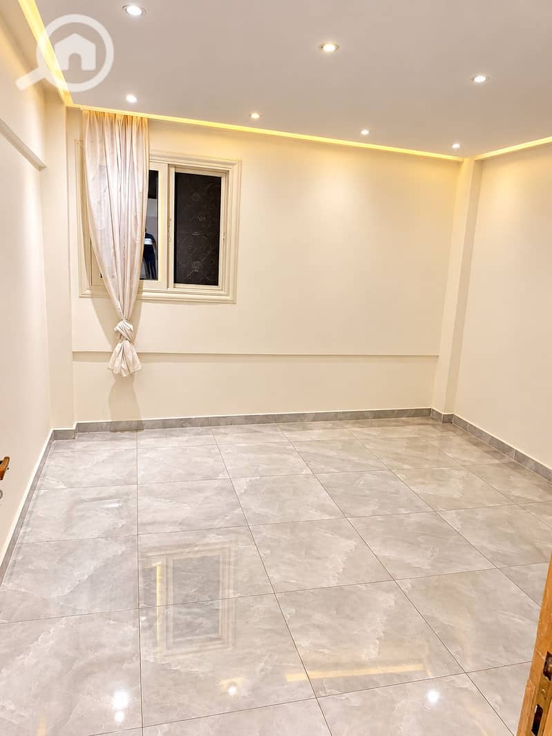 2 Bright Modern Empty Room. png