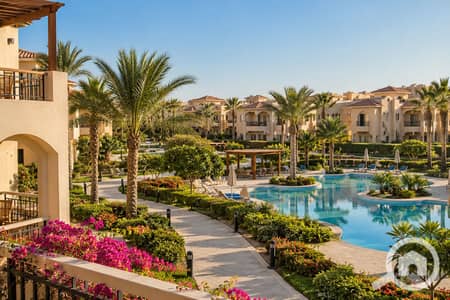 شاليه 2 غرفة نوم للبيع في الساحل الشمالي، مطروح - Sunlit Mediterranean Resort Pool Courtyard (1). png