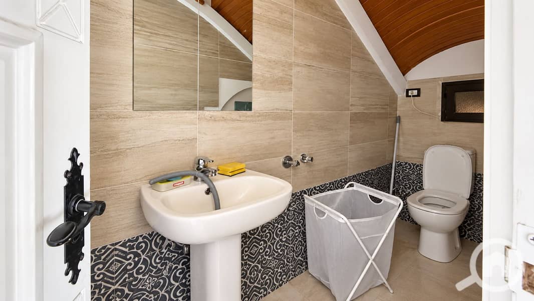 18 17-small-bathroom. jpg