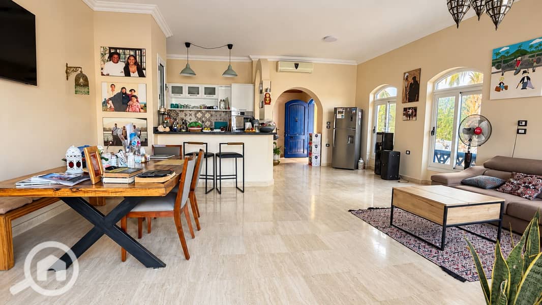22 21-open-plan-lived-in. jpg