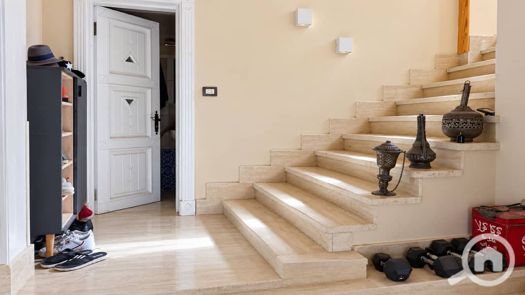 23 22-interior-staircase. jpg