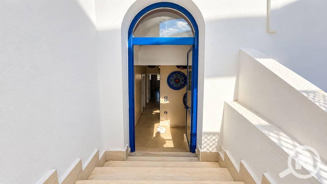 28 28-staircase-down-entry. jpg