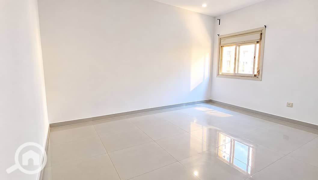 5 Bright Minimalist Empty Room. png