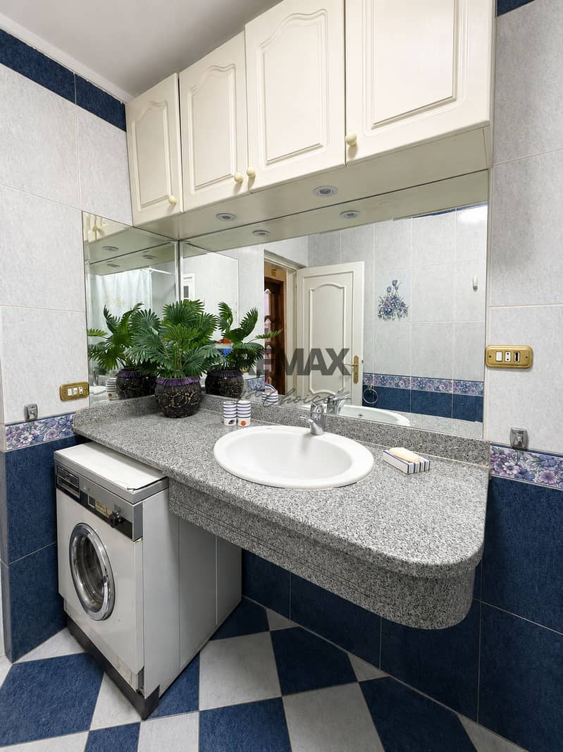 11 Sheraton 0053_Main Bathroom. jpg