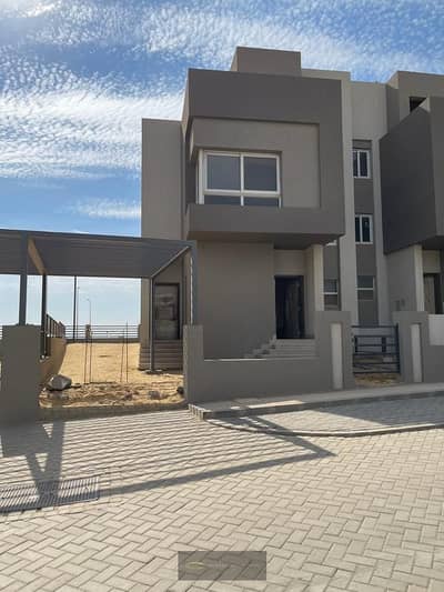 4 Bedroom Townhouse for Sale in Sheikh Zayed, Giza - e69de0b6-5eb5-4034-9dd6-99ad196f9a02. jpg 4 Bedroom Townhouse for Sale in Sheikh Zayed, Giza - e69de0b6-5eb5-4034-9dd6-99ad196f9a02. jpg
