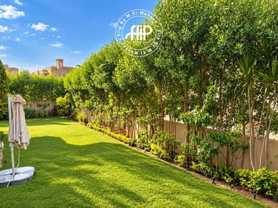 شقة 4 غرف نوم للايجار في الشيخ زايد، الجيزة - Sunlit Backyard Garden with Closed Parasol. png شقة 4 غرف نوم للايجار في الشيخ زايد، الجيزة - Sunlit Backyard Garden with Closed Parasol. png