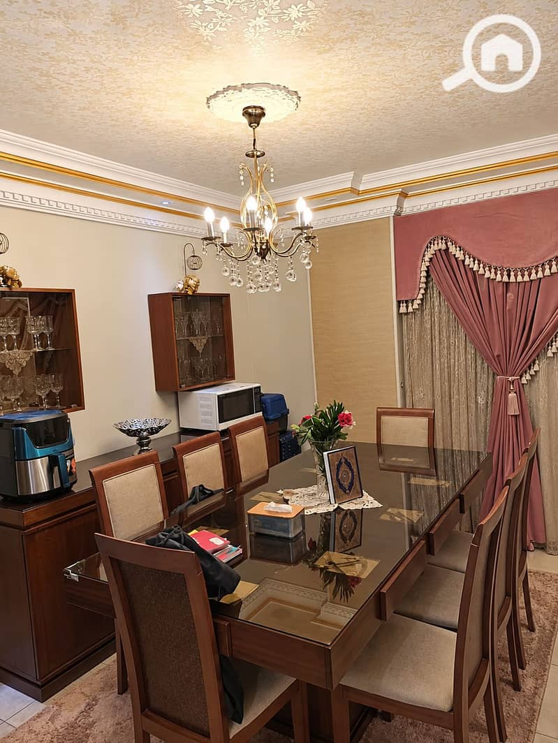 2 Luxurious Classic Dining Room Interior. png