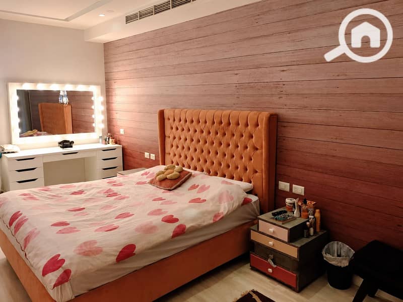 10 Cozy Heart-Themed Bedroom Retreat. png