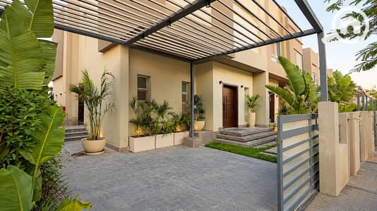 4 Bedroom Townhouse for Sale in Sheikh Zayed, Giza - مدخل منزل عصري تحت برجولة أنيقة. png 4 Bedroom Townhouse for Sale in Sheikh Zayed, Giza - مدخل منزل عصري تحت برجولة أنيقة. png