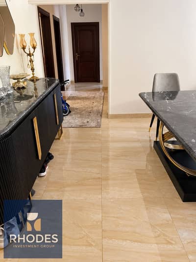 فلیٹ 3 غرف نوم للبيع في الشيخ زايد، الجيزة - Elegant Marble Hallway with Gold Accents. png