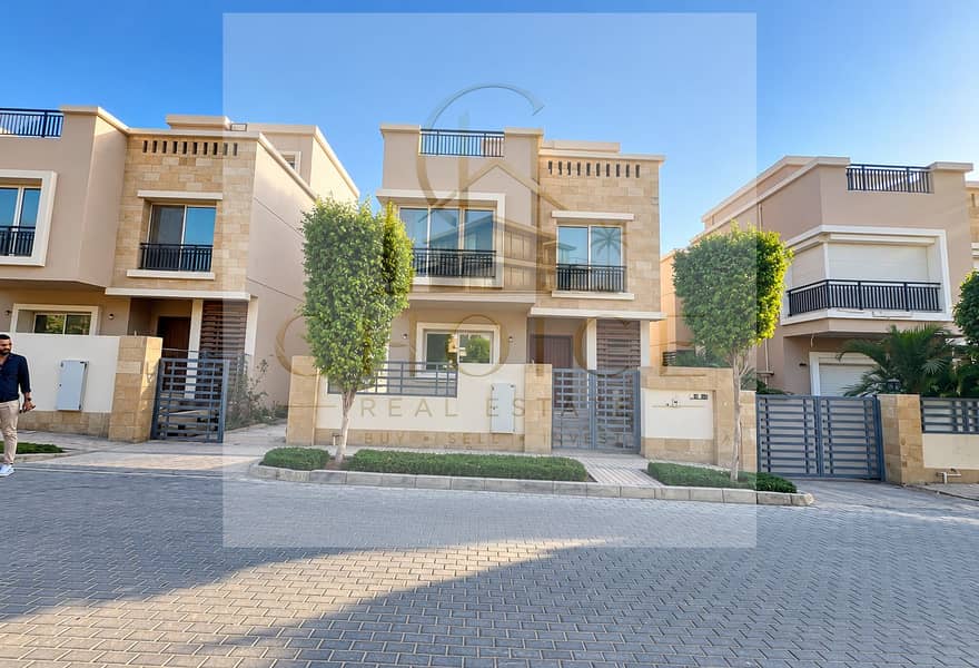 4 Modern Villa Street in Sunlight. png
