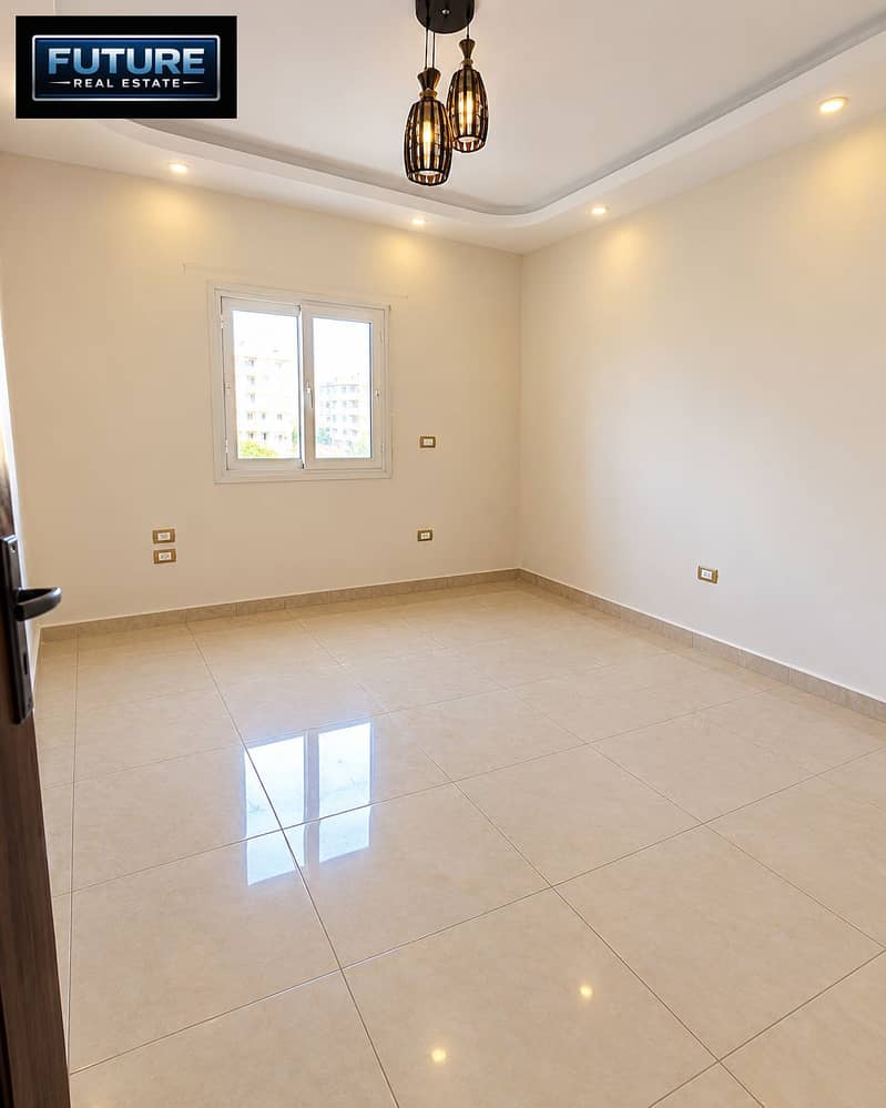 6 Bright Modern Empty Room. png