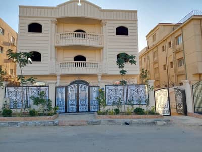 4 Bedroom Flat for Sale in Sheikh Zayed, Giza - دور كامل بفيلا في الحي الثامن، الشيخ زايد 4 Bedroom Flat for Sale in Sheikh Zayed, Giza - دور كامل بفيلا في الحي الثامن، الشيخ زايد