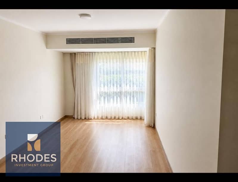 4 empty_room_sheer_curtain_16K_BULK_COMPATIBLE. jpg