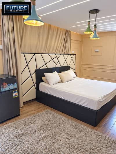 فلیٹ 3 غرف نوم للايجار في حدائق الاهرام، الجيزة - Modern Bedroom with Geometric Headboard. png