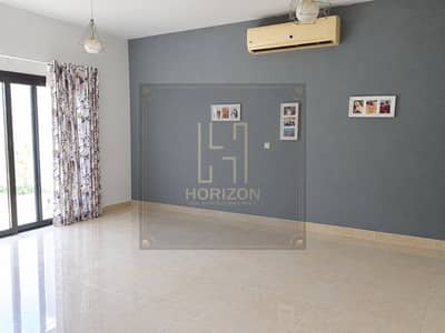 3 Bedroom Twin House for Rent in New Cairo, Cairo - Bright Empty Modern Living Room. png