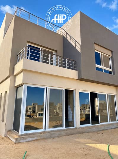 4 Bedroom Villa for Sale in Sheikh Zayed, Giza - Modern Townhouse Facade in Sunlight. png