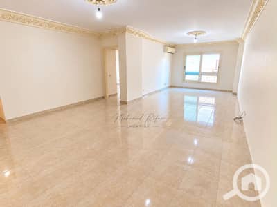 فلیٹ 3 غرف نوم للايجار في سموحة، الإسكندرية - Elegant Empty Living Room with Ornate Details. png فلیٹ 3 غرف نوم للايجار في سموحة، الإسكندرية - Elegant Empty Living Room with Ornate Details. png
