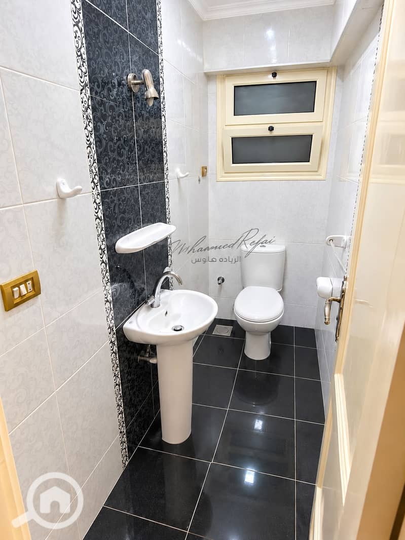 5 Modern Black-and-White Bathroom. png