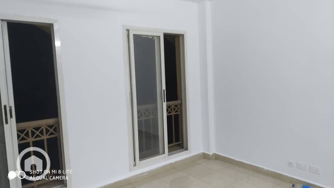 12 e4d4ff29-85f7-4668-8bc2-7e17e9246fad. jpg