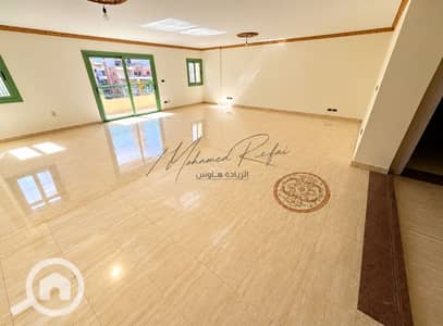 دوبلكس 3 غرف نوم للايجار في ستانلي، الإسكندرية - Sunlit Empty Marble-Tiled Living Room. png دوبلكس 3 غرف نوم للايجار في ستانلي، الإسكندرية - Sunlit Empty Marble-Tiled Living Room. png