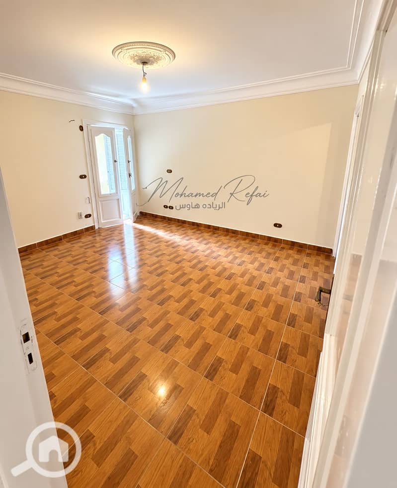 6 Bright Empty Room with Glossy Wood-Patterned Floors. png