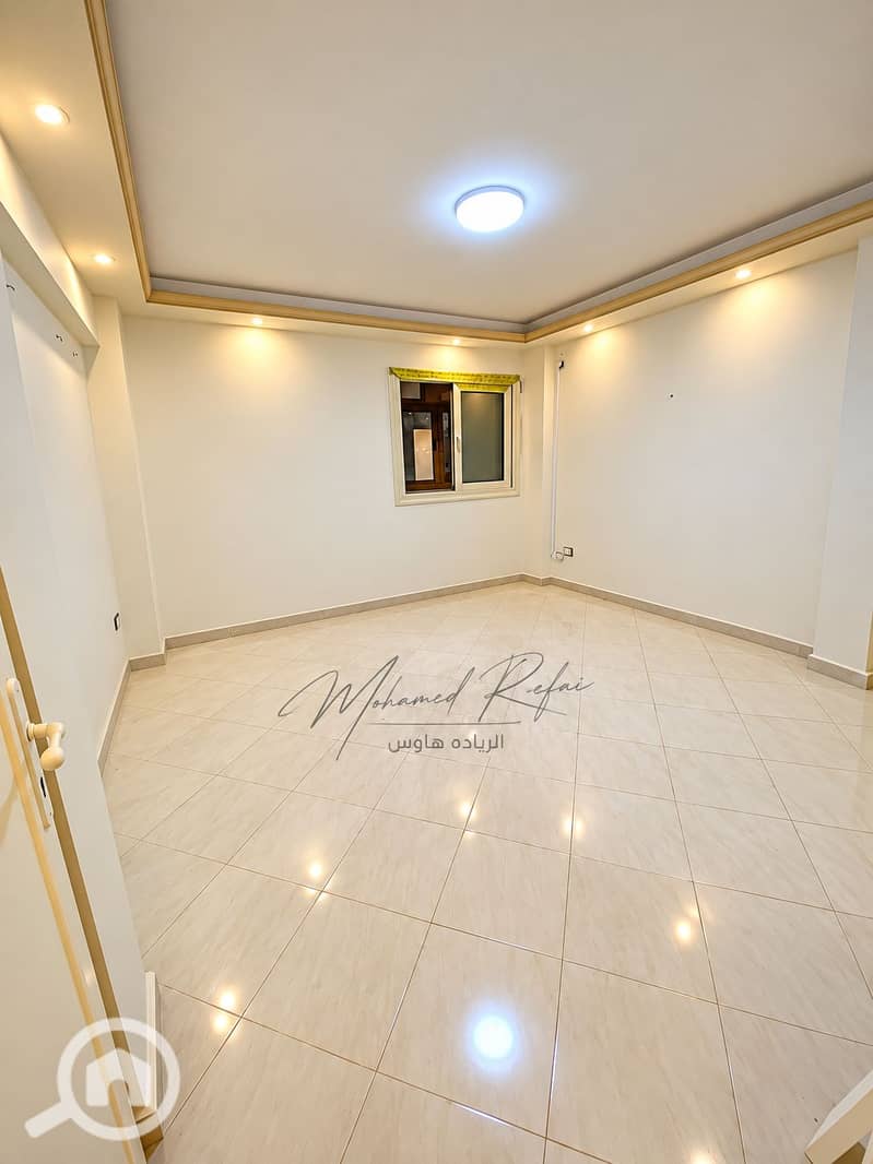 2 Bright Empty Room with Glossy Marble Floors. png